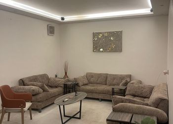 شقة بصالة جلوس وغرفتين نوم 