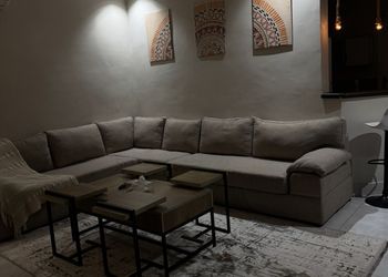شقة بصالة أنيقة وغرفتين نوم