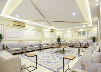 استراحة واسعة بمجالس وجلسة خارجية 