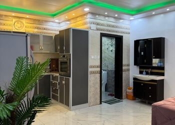 شاليه بجلسة تطل على مسبح خارجي 