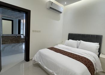 شاليه بصالة مطلة على المسبح 