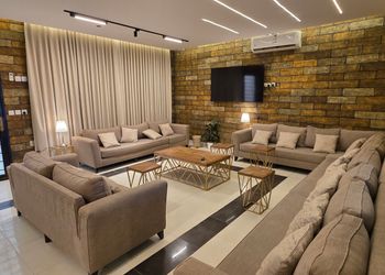 مزرعة بألعاب أطفال ومسبح