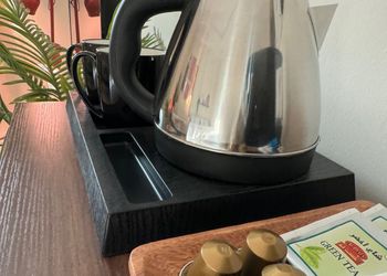 استديو بأثاث مريح وبسيط 