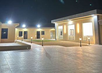 استراحة بمجلس وفناء خارجي 