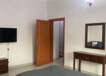 استديو بسرير ماستر وأثاث مريح 