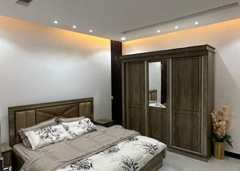 شاليه بجلسة تطل على مسبح خارجي 