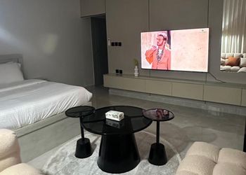 استديو بسرير ماستر وجلسه جانبيه