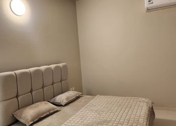 شاليه بمسطح اخضر وجلسة خارجية