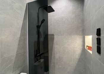 استديو بأثاث مريح وبسيط 