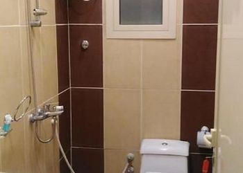 شقة بغرفة معيشة وغرفة نوم