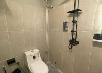 شقة بصالة وغرفة نوم وبأثاث بسيط
