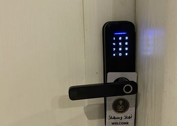 شقة بصالة انيقة وجلسة خارجية