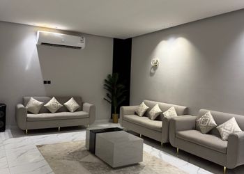 شاليه بمسبح خارجي وجلسة خارجية