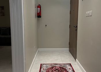 شقة بصالة ومجلس وثلاث غرف نوم 