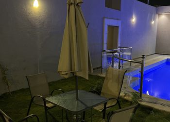 شاليه بمسطح اخضر ومسبح 