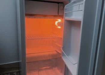 استديو بأثاث مريح وبسيط 