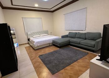 استديو بأثاث مريح وبسيط 