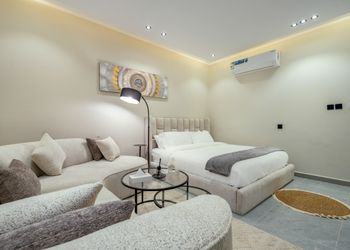 استديو بسرير ماستر وجلسة جانبية 