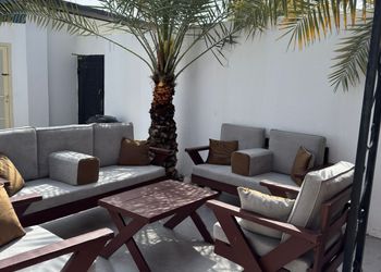 شاليه بجلسة خارجية وغرفة نوم 