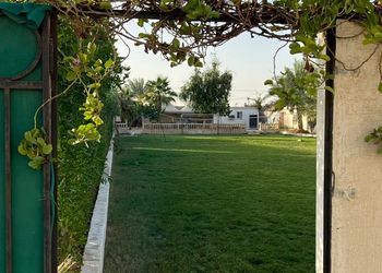 مزرعة بملعب طائره والعاب اطفال  
