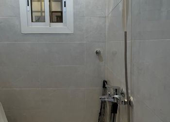 شقة بغرفة معيشة وغرفتين نوم 