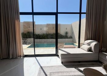 شاليه بمسبح وجلسه خارجيه