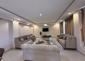 شاليه بمسطح اخضر و مسبح