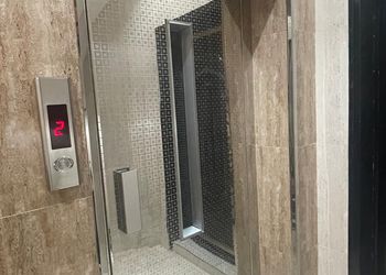 شقة بصالة جلوس وغرفة نوم مريحة 