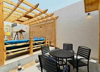 شاليه بمسطح اخضر و العاب مائيه