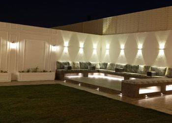 شاليه بمسطح اخضر وجلسة خارجيه