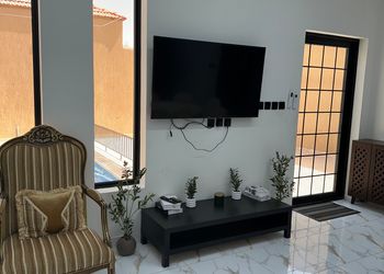 شاليه بألعاب مائية وجلسة خارجية