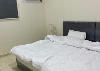 استديو بأثاث مريح وبسيط 