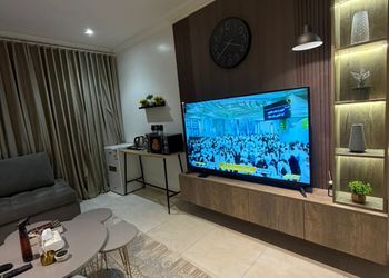 شقة بصالة وغرفة نوم وبأثاث مريح