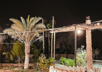 مزرعة بمسطحات خضراء وجلسة خارجية
