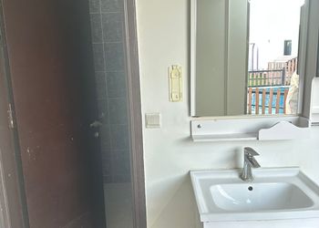 شاليه بجلسة تطل على مسبح خارجي 