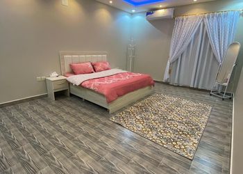 شاليه بمسطح اخضر  ومسبح خارجي