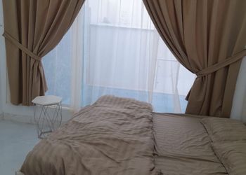 شاليه بجلسة خارجية ومسطح اخضر