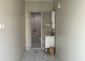 شاليه بجلسة خارجية ومسطح اخضر