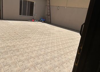 شقة بجلسة خارجية وغرفة نوم 