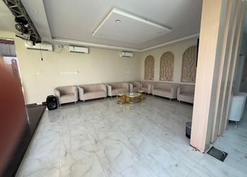 شاليه بمسطح اخضر ومسبح 