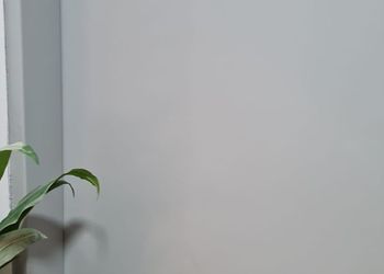 استديو بأثاث مريح وبسيط 
