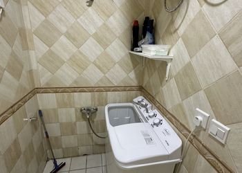 شقة بغرفة معيشة وغرفتين نوم