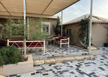 استراحة بجلسة وملعب كرة قدم
