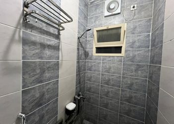 غرفة بأثاث مريح و بسيط 