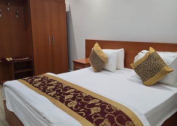 غرفة نوم بسرير ماستر