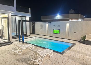 شاليه بصالة مطلة على المسبح 