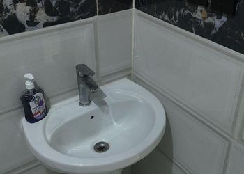 استديو بأثاث مريح وبسيط 