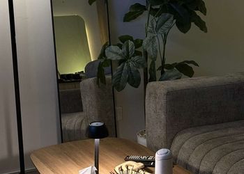 استديو بأثاث مريح وبسيط 