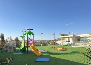 استراحة بمسطحات خضراء وملاعب