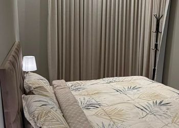 شاليه بصالة مريحة وجلسة خارجية 